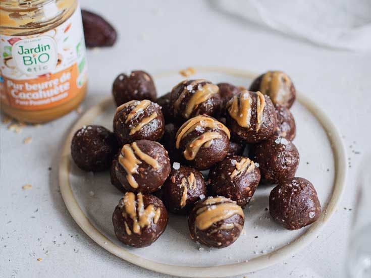 Recette bio d'energy balls aux dattes & beurre de cacahuète