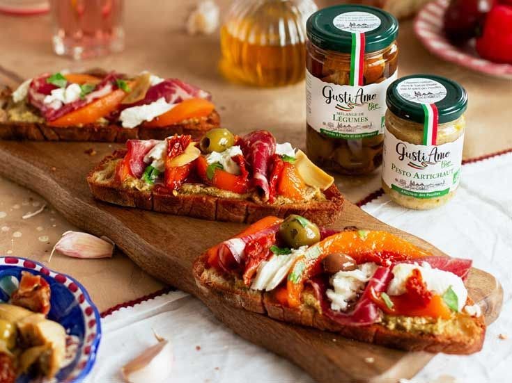 Recette bio de Bruschettas de melon rôti au miel et citron vert, pesto d’artichaut, coppa et mozzallera