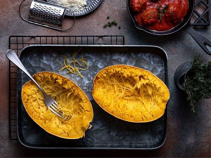 Recette de courge spaghetti bio poêlée à la tomate basilic