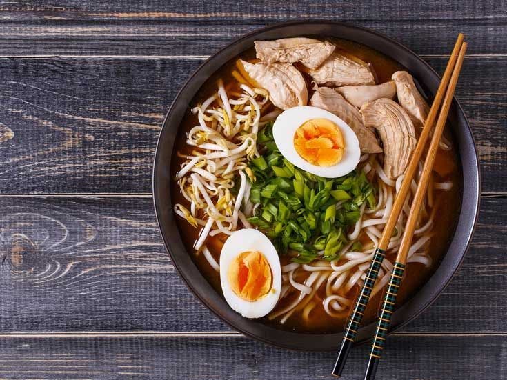 Recette bio de nouilles udon sautées, shiikatés et porc grillé au sésame