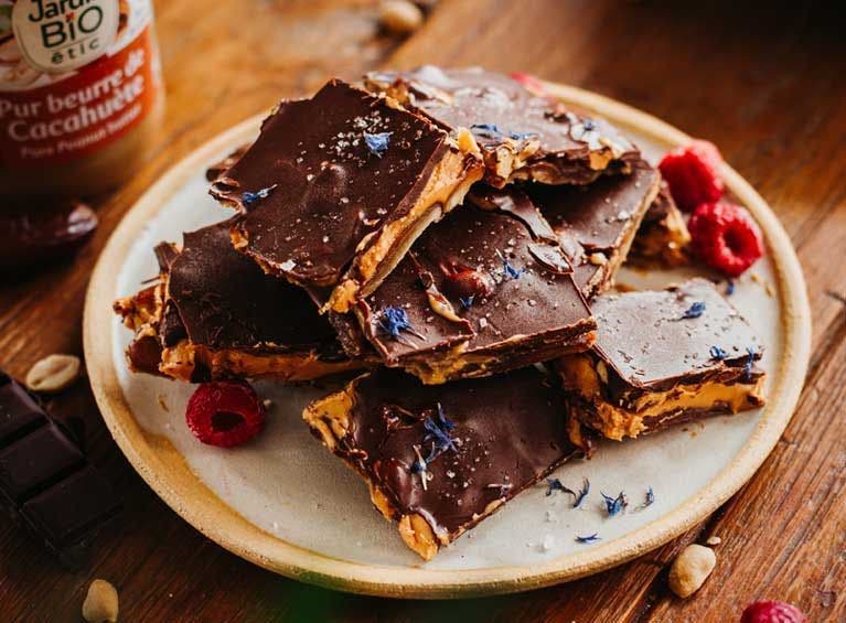 Recette bio de snacks au beurre de cacahuète et dattes