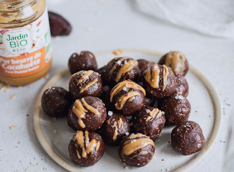 Recette bio d'energy balls aux dattes & beurre de cacahuète