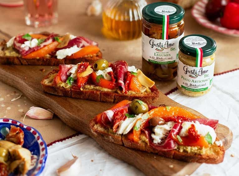 Recette bio de Bruschettas de melon rôti au miel et citron vert, pesto d’artichaut, coppa et mozzallera