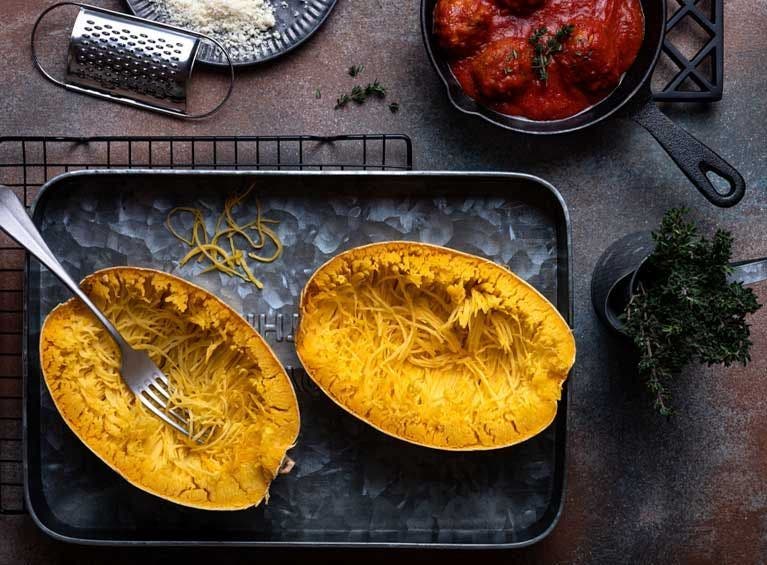 Recette de courge spaghetti bio poêlée à la tomate basilic