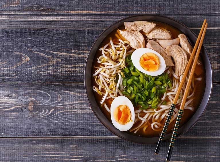 Recette bio de nouilles udon sautées, shiikatés et porc grillé au sésame
