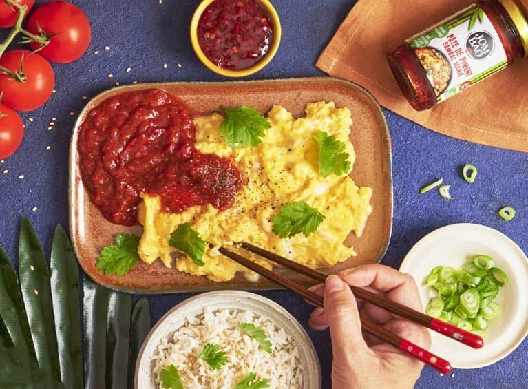 Recette bio d'oeufs brouillés à la pâte de piment et confit de tomates