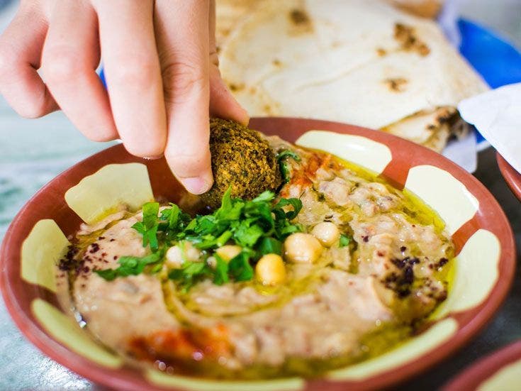 Recette bio boulettes de viande et légumes accompagnés de houmous