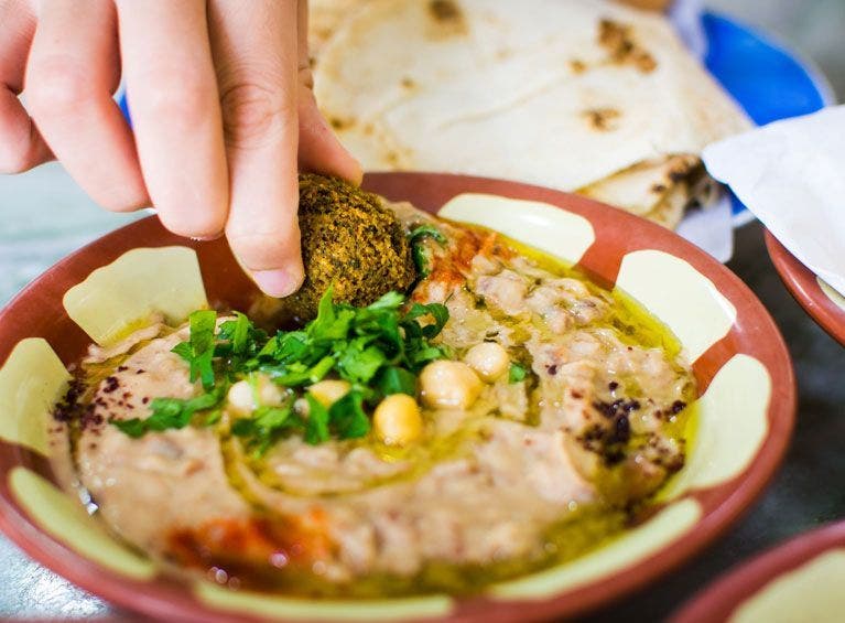 Recette bio boulettes de viande et légumes accompagnés de houmous