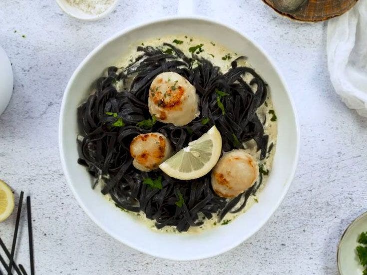 Recette bio de spaghetti à l'encre de seiche et noix de Saint-Jacques