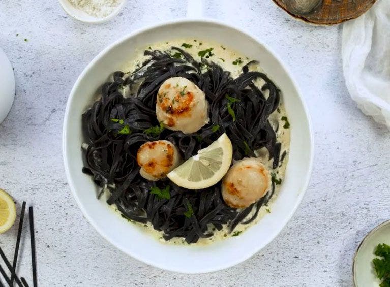 Recette bio de spaghetti à l'encre de seiche et noix de Saint-Jacques