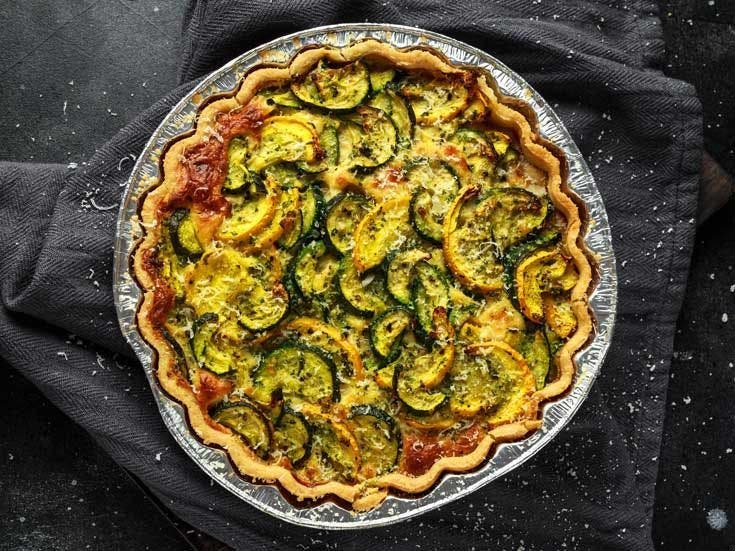 Recette bio de tarte fine aux courgettes et pesto rouge maison