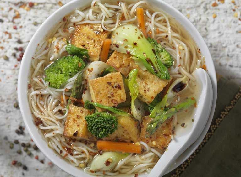 Recette bio de wok de légumes, tofu au curry et lait de coco