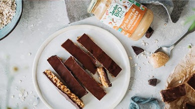 Recette bio de barre au riz souffl&eacute;, cacahu&egrave;tes et chocolat