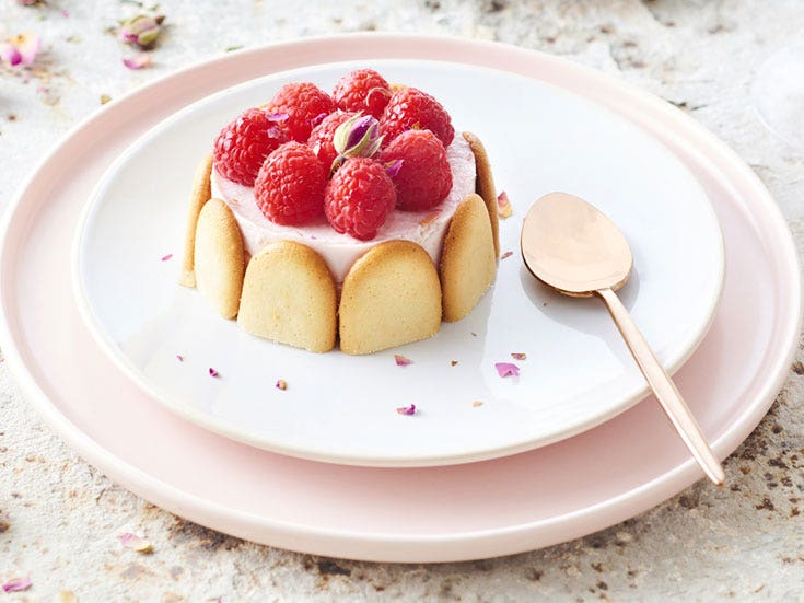 Découvrez la recette des Petits Entremets à la Framboise et à la Rose